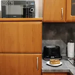Apartament Cityscape Charm Spacious 3 Bedroom Haven For 7