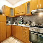 Cityscape Charm Spacious 3 Bedroom Haven For 7 *