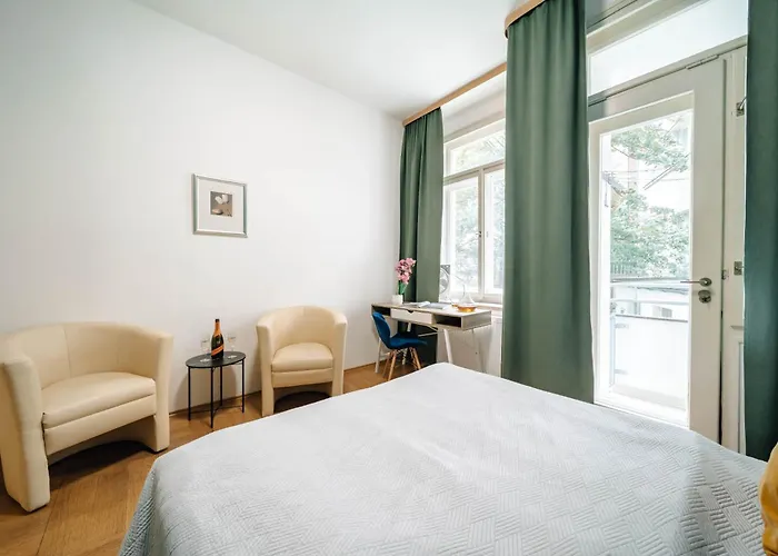 Cityscape Charm Spacious 3 Bedroom Haven For 7 *