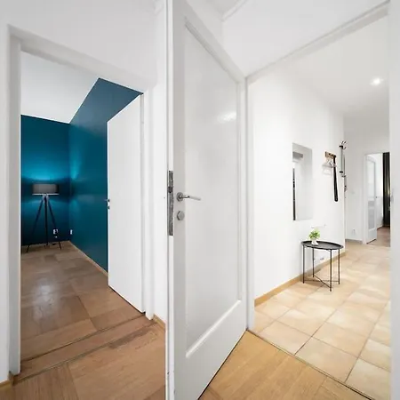 Cityscape Charm Spacious 3 Bedroom Haven For 7 * Prague