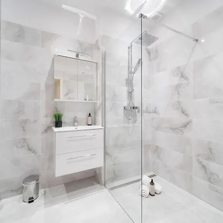 Cityscape Charm Spacious 3 Bedroom Haven For 7 * Prague
