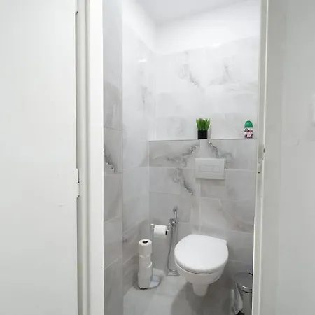 Cityscape Charm Spacious 3 Bedroom Haven For 7 Apartment Prague