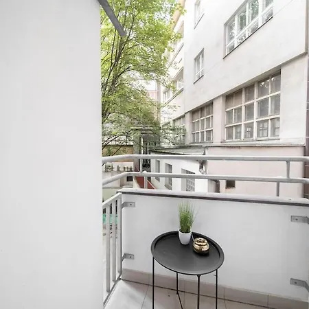 Cityscape Charm Spacious 3 Bedroom Haven For 7 Apartment Prague