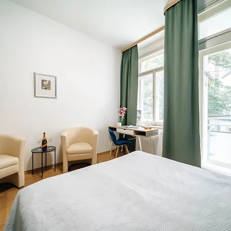Cityscape Charm Spacious 3 Bedroom Haven For 7 *