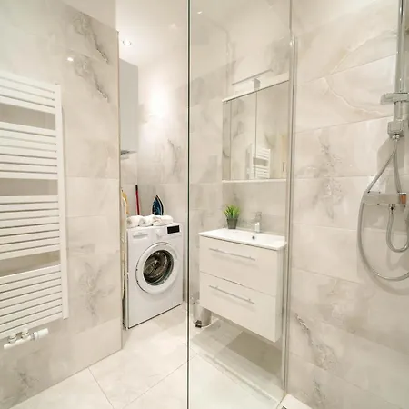 Cityscape Charm Spacious 3 Bedroom Haven For 7 *