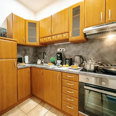 Cityscape Charm Spacious 3 Bedroom Haven For 7 *