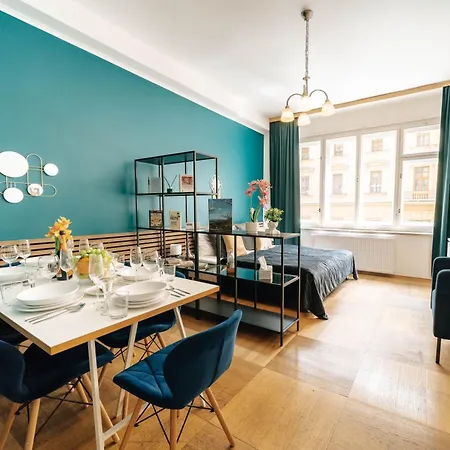 Cityscape Charm Spacious 3 Bedroom Haven For 7 * Prag