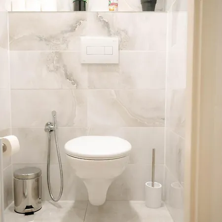 Cityscape Charm Spacious 3 Bedroom Haven For 7 * Prag