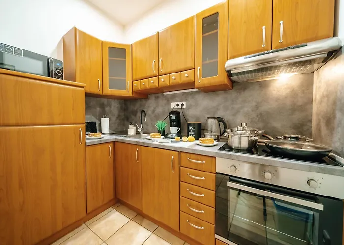 Cityscape Charm Spacious 3 Bedroom Haven For 7 *