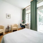 Cityscape Charm Spacious 3 Bedroom Haven For 7 *