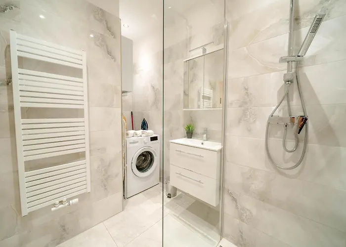 Cityscape Charm Spacious 3 Bedroom Haven For 7 *